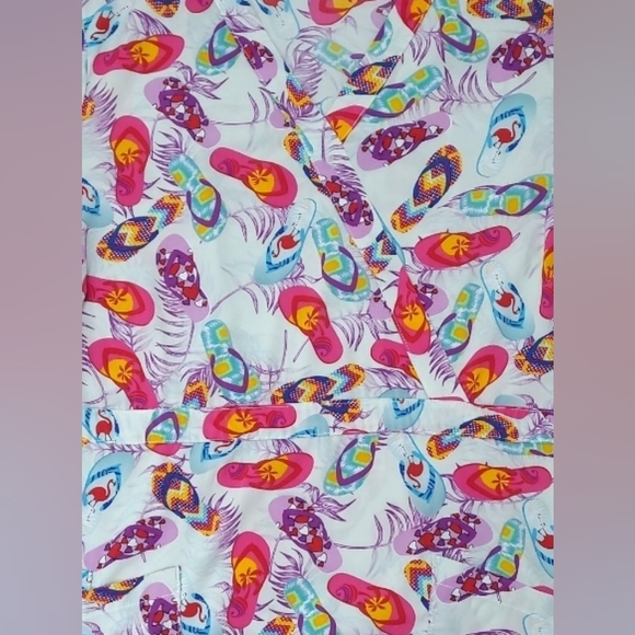 UA FLEX Lavendar Flip Flop Print Scrub Top Size Medium - Picture 2 of 8